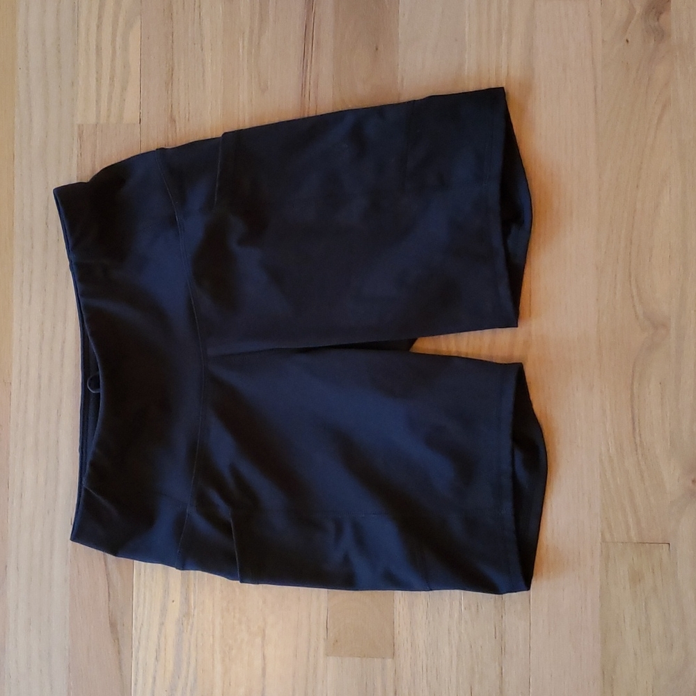7" high rise sculpted biker shorts, size medium.
